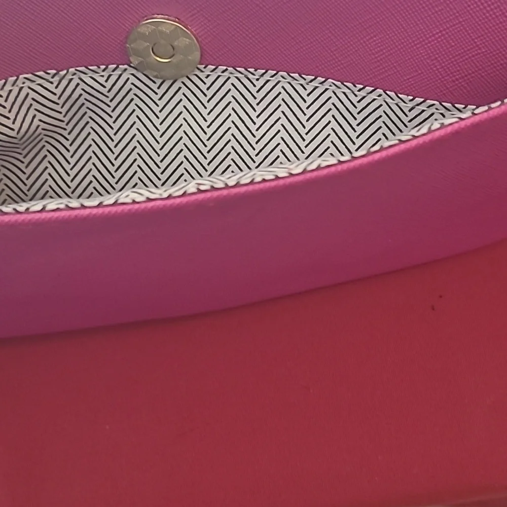 XOXO Pink Glossy Shoulder Bag with Gold Hardware - Picture 6 of 6